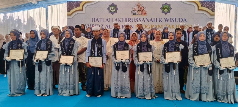 Foto Bersama Para Hafidz & Hafidzah Dalam Acara Haflah Akhirussanah & Wisuda Tahfidzul Qur'an dirangkai Tasyakuran Penamatan Santri Tahun Ajaran 2025/2026, pada Sabtu (20/6/2026) di Pimpinan Ponpes DM NW Yasnuhu NW Pringgabaya (Dok. Pribadi) Foto Bersama Para Hafidz & Hafidzah Dalam Acara Haflah Akhirussanah & Wisuda Tahfidzul Qur'an dirangkai Tasyakuran Penamatan Santri Tahun Ajaran 2025/2026, pada Sabtu (20/6/2026) di Pimpinan Ponpes DM NW Yasnuhu NW Pringgabaya (Dok. Pribadi)